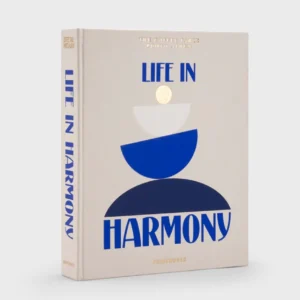 Smėlio spalvos nuotraukų albumas Life in Harmony su mėlynais įspaustais raštais ir stilizuotu dizainu.